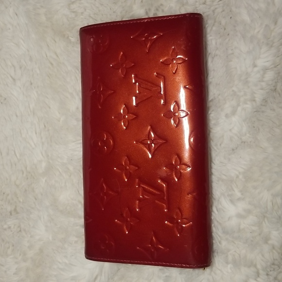 LOUIS VUITTON RED VERNIS MONOGRAM SARAH WALLET - Picture 2 of 11